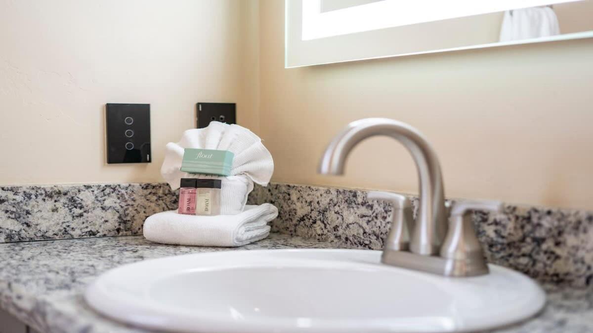 Blumenhaus Sleeps 6 Full Kitchen Plus Hot Tub Fredericksburg Exteriér fotografie