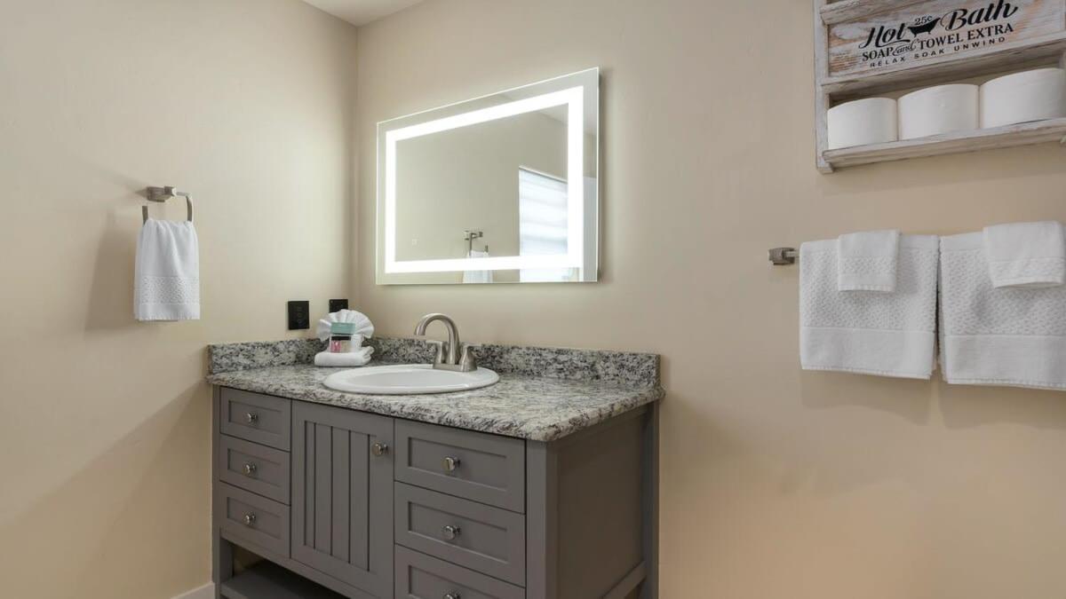 Blumenhaus Sleeps 6 Full Kitchen Plus Hot Tub Fredericksburg Exteriér fotografie