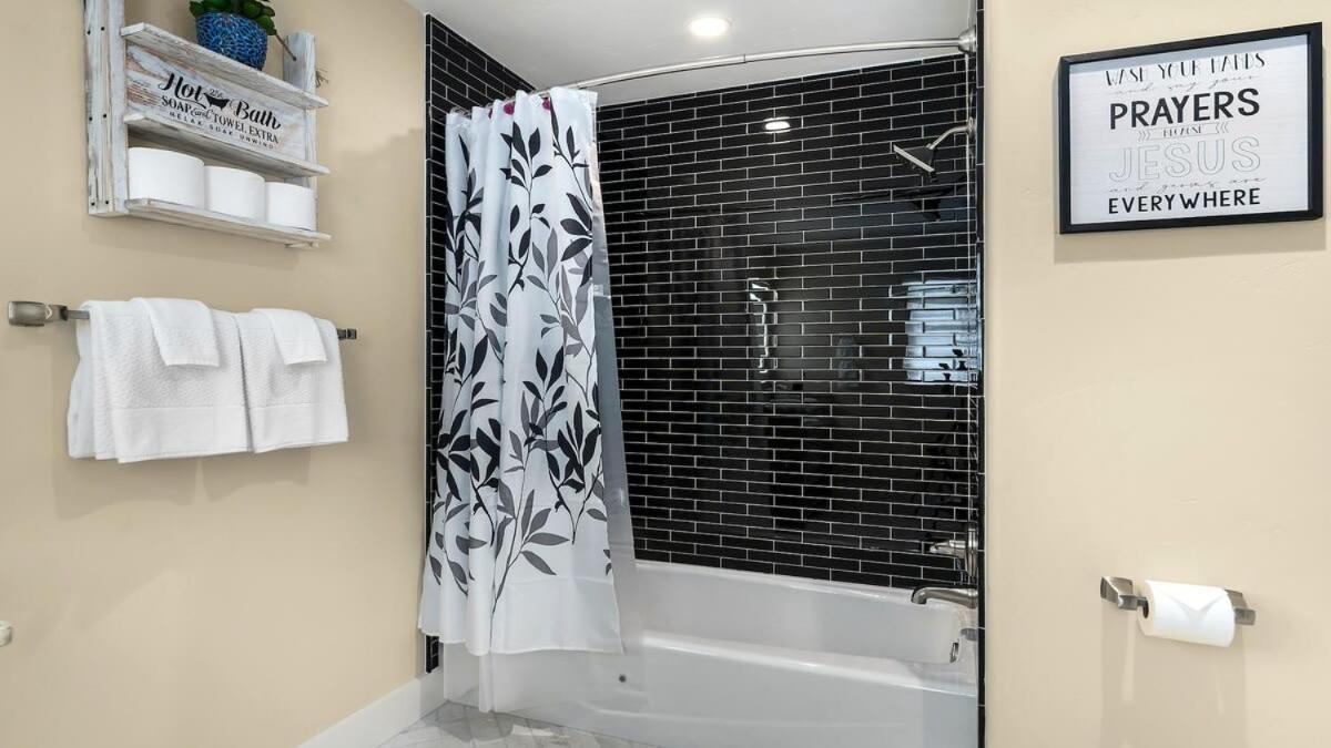 Blumenhaus Sleeps 6 Full Kitchen Plus Hot Tub Fredericksburg Exteriér fotografie