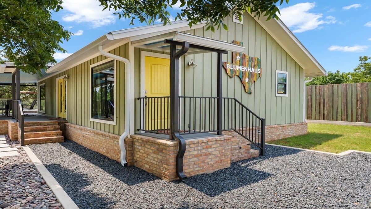 Blumenhaus Sleeps 6 Full Kitchen Plus Hot Tub Fredericksburg Exteriér fotografie