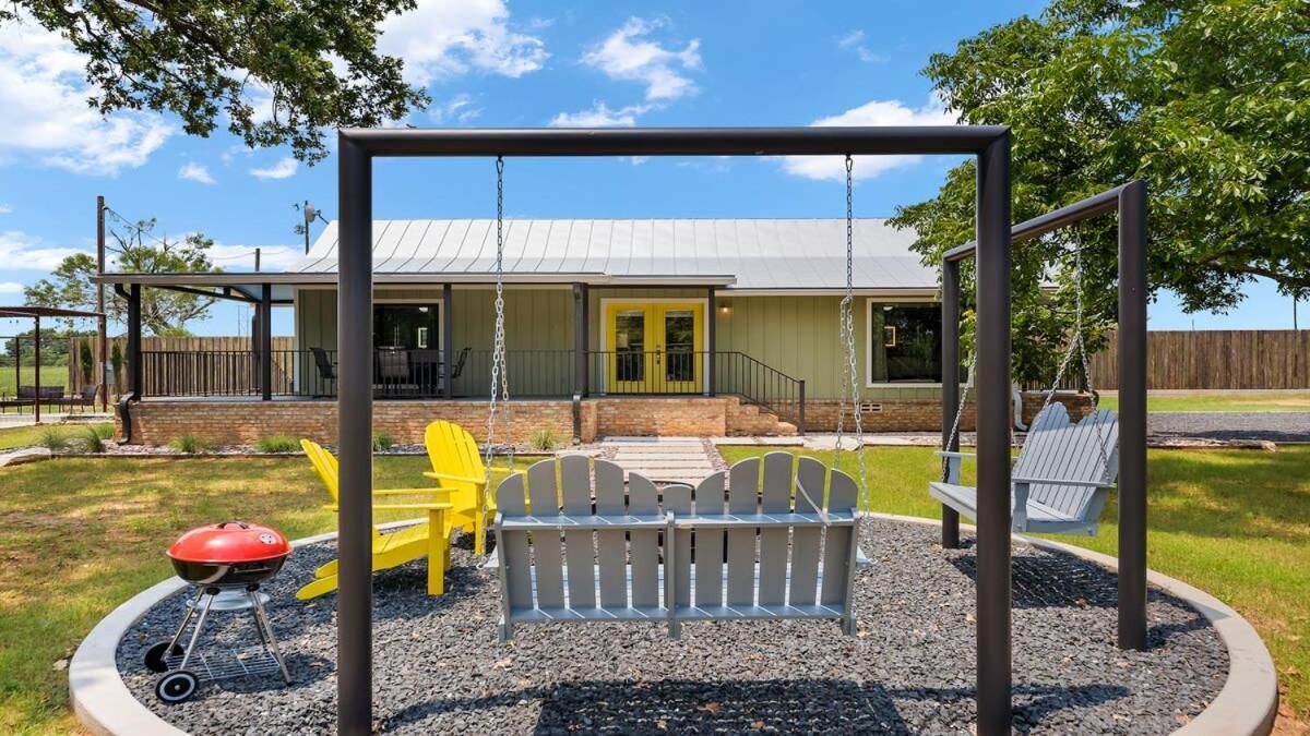 Blumenhaus Sleeps 6 Full Kitchen Plus Hot Tub Fredericksburg Exteriér fotografie