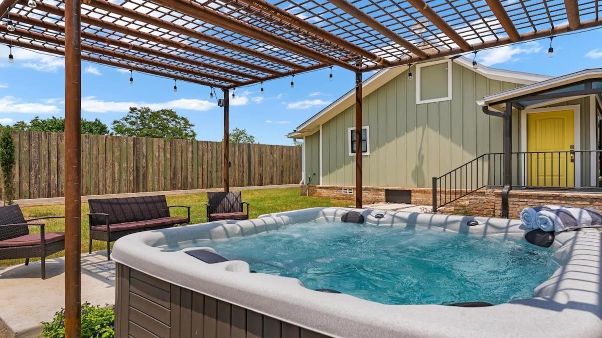 Blumenhaus Sleeps 6 Full Kitchen Plus Hot Tub Fredericksburg Exteriér fotografie