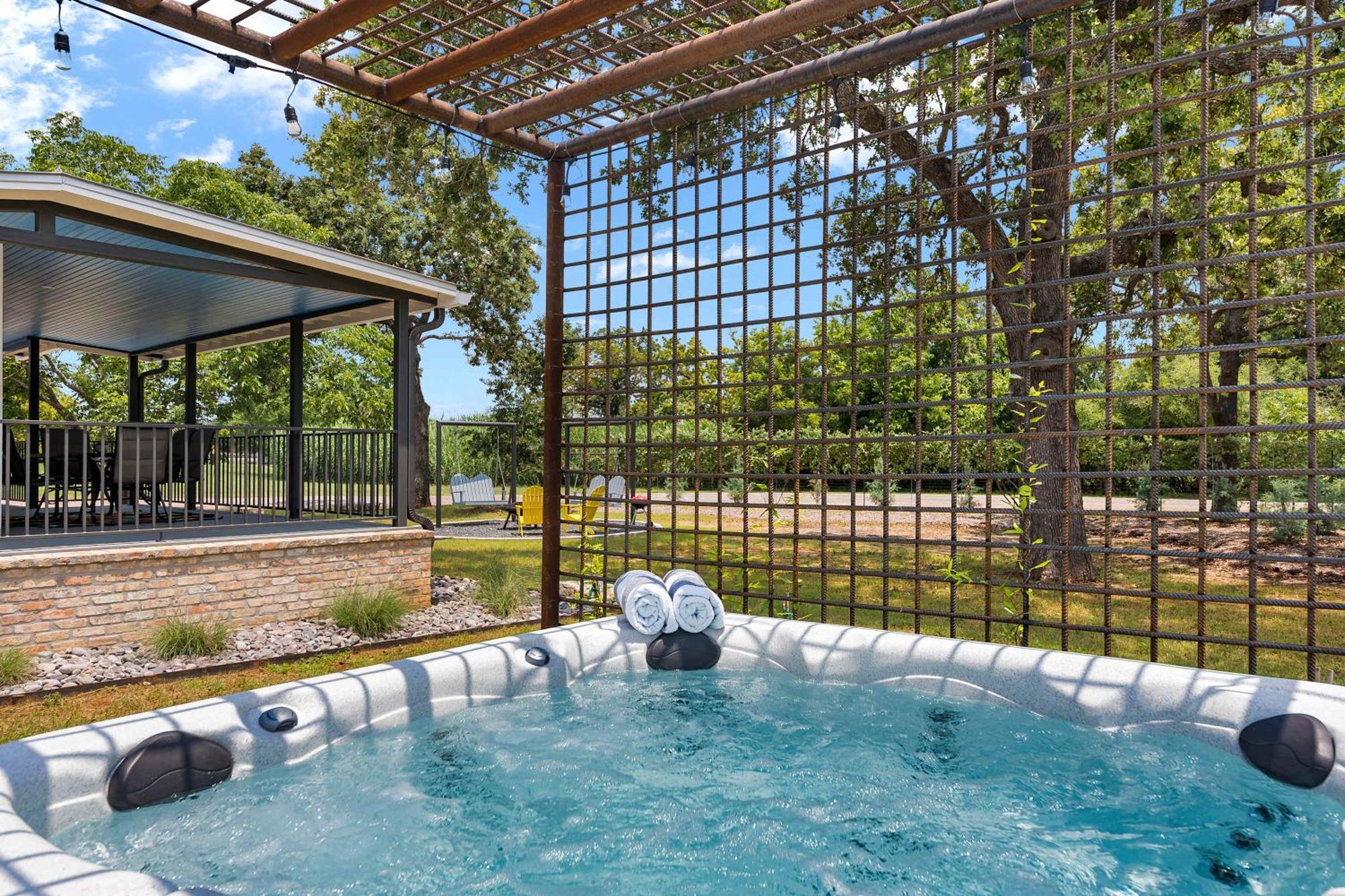 Blumenhaus Sleeps 6 Full Kitchen Plus Hot Tub Fredericksburg Exteriér fotografie